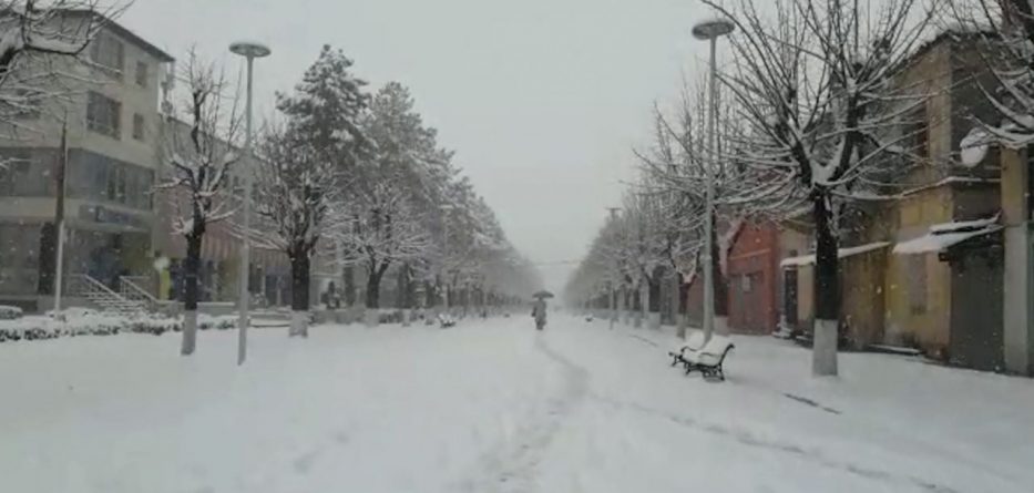 Pushojnë reshjet e borës në Dibër, fillon ndërhyrja për hapjen e rrugëve