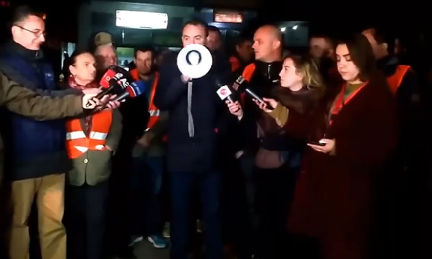 Deputeti Balliu i bashkohet protestës së “Astirit”: Ta largojmë farën komuniste