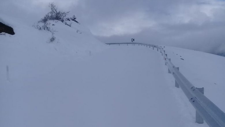Rikthehen reshjet në Dibër, disa fshatra të bllokuara nga bora