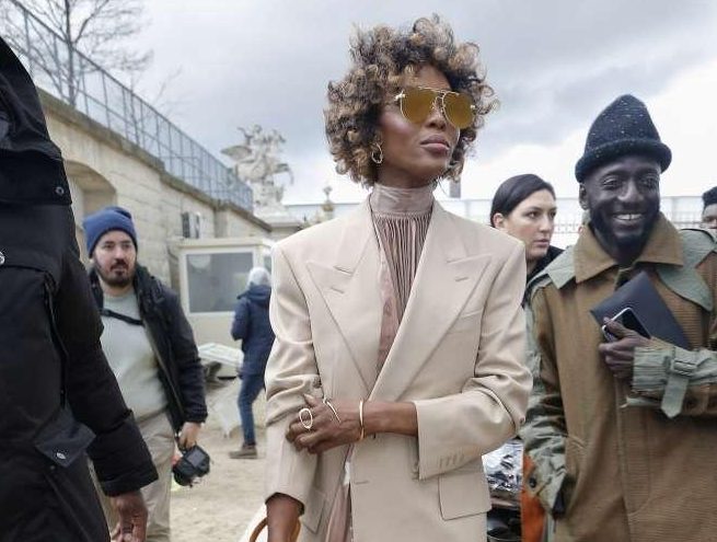 Naomi Campbell, me flokë kacurrele pothuajse nuk njihet