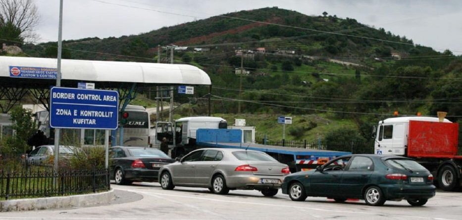 Ikin emigrantët, radhë kilometrike në Kakavijë