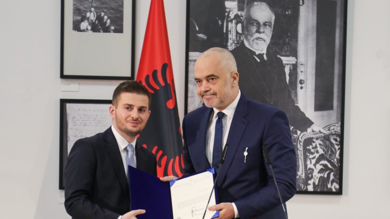 Zbulohet CV-ja e “gjeniut” të Ramës, brenda 3 vitesh Cakaj kreu dy Mastera e një Bachelor