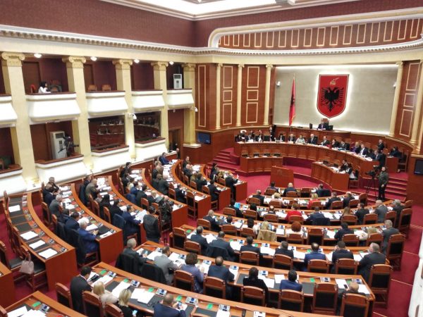 PD: Kërkojmë 30 minuta pushim për mbledhje grupi. Ironizon Balla: S’është zgjuar Luli