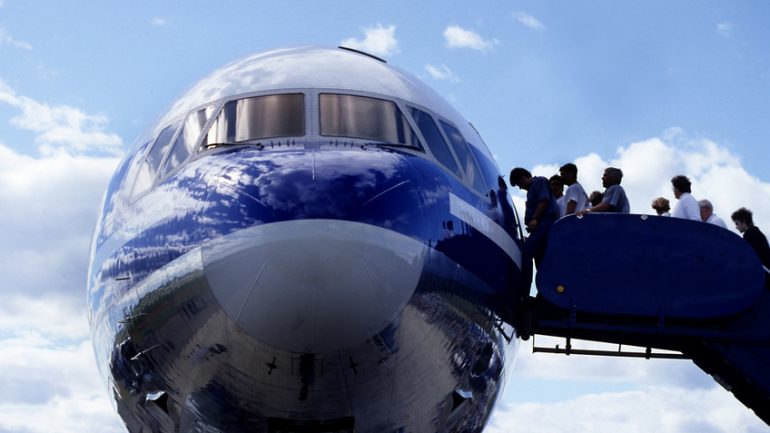 A e dini pse në aeroplan hipim gjithnjë nga krahu i majtë?!