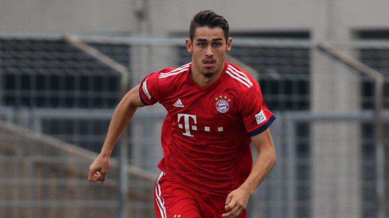 Shitja e De Jong, Ajaksi e zëvendëson me mesfushorin shqiptar