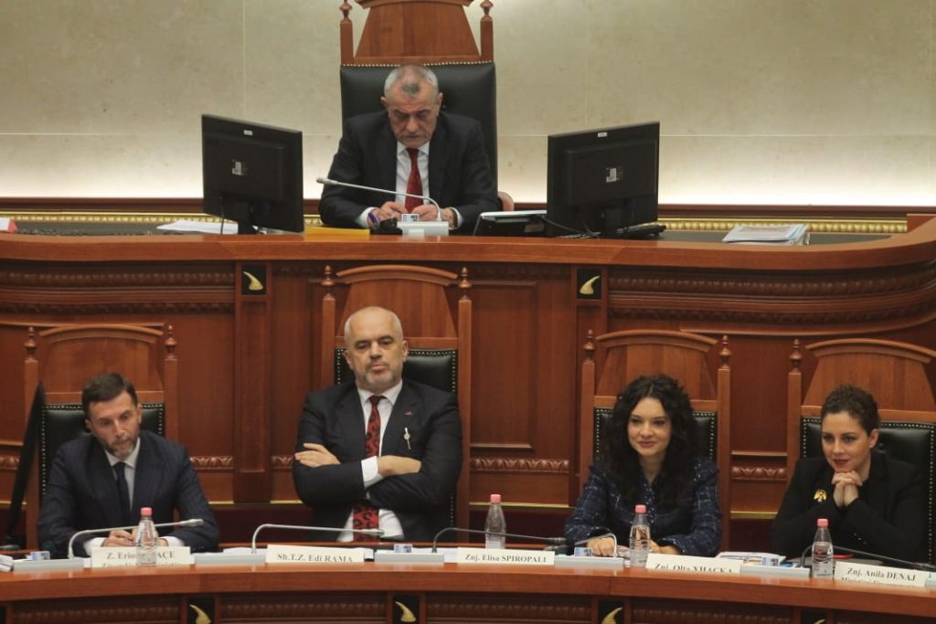 Rama merr në mbrojtje ministret e reja: Për ca kohë nuk do hidhni baltë mbi to