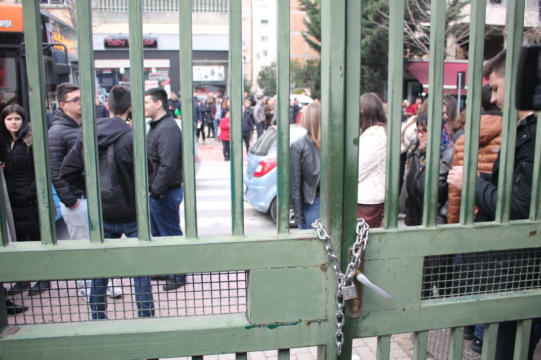 Studentët bojkotues nuk ndalen, mbyllin me zinxhirë edhe gjimnazin “Petro Nini Luarasi”