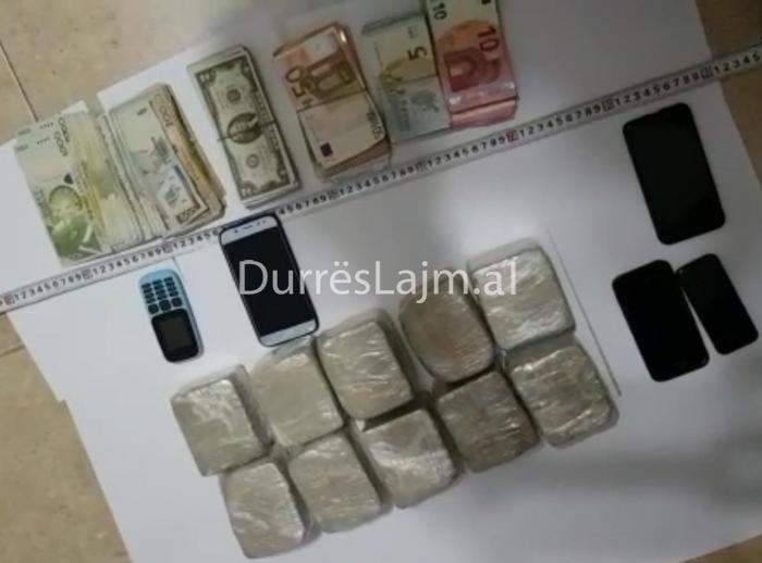 Durrës, “Vollga” godet grupin kriminal, kapen 5 kg heroinë, 4 në pranga