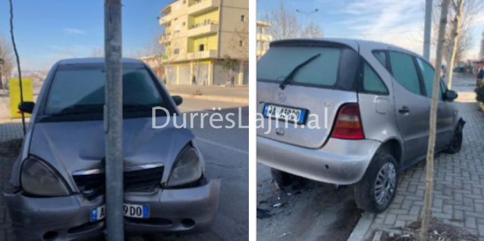 Tjetër aksident në Durrës/ Makina del nga rruga dhe përplaset me shtyllën (FOTO)