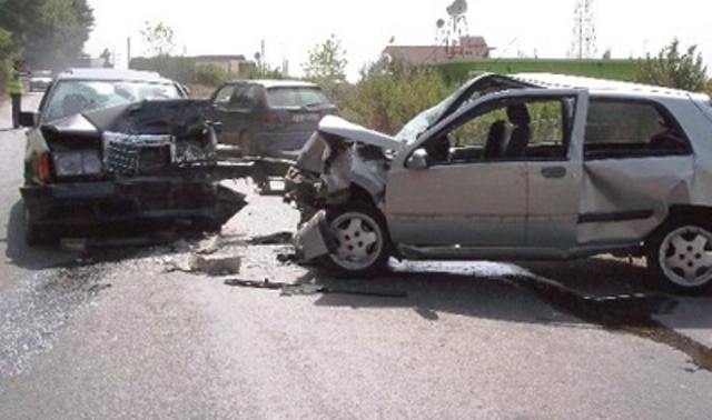 Përplasen dy makina, plagosen burrë e grua