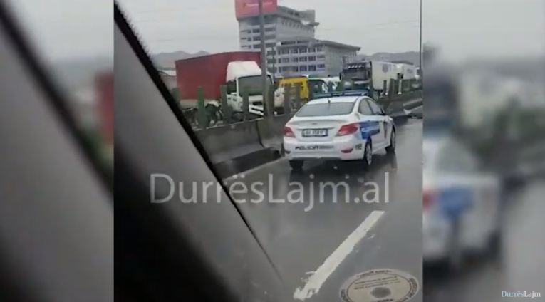 Mjeti i rëndë humbet kontrollin në Tiranë-Durrës, lëviz trafikndarësen nga vendi (VIDEO)