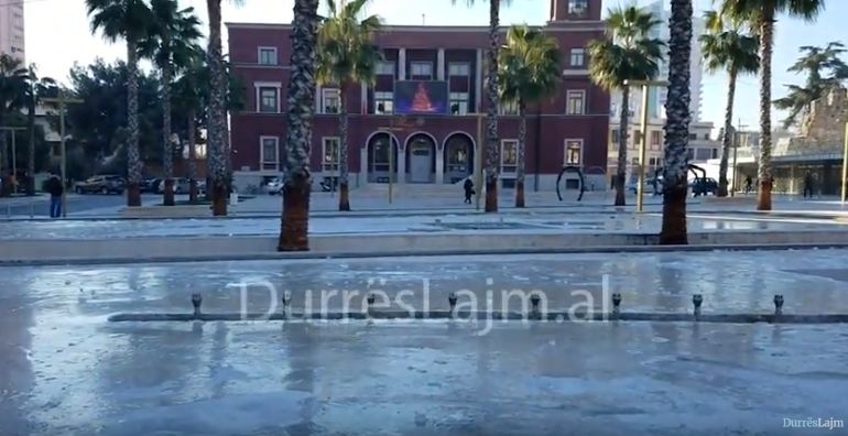 Durrësi zgjohet i ngrirë… (VIDEO)