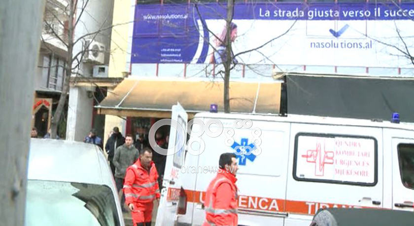 Tension në Fakultetin e Juridikut, ambulanca shoqëron një studente