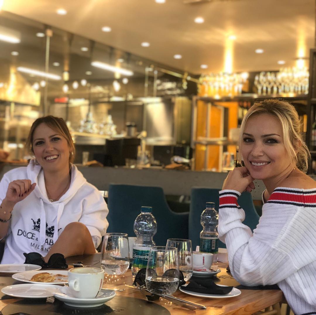 Arbana surprizon Xhemin me foto që ajo nuk i preferonte, por janë për të qeshur