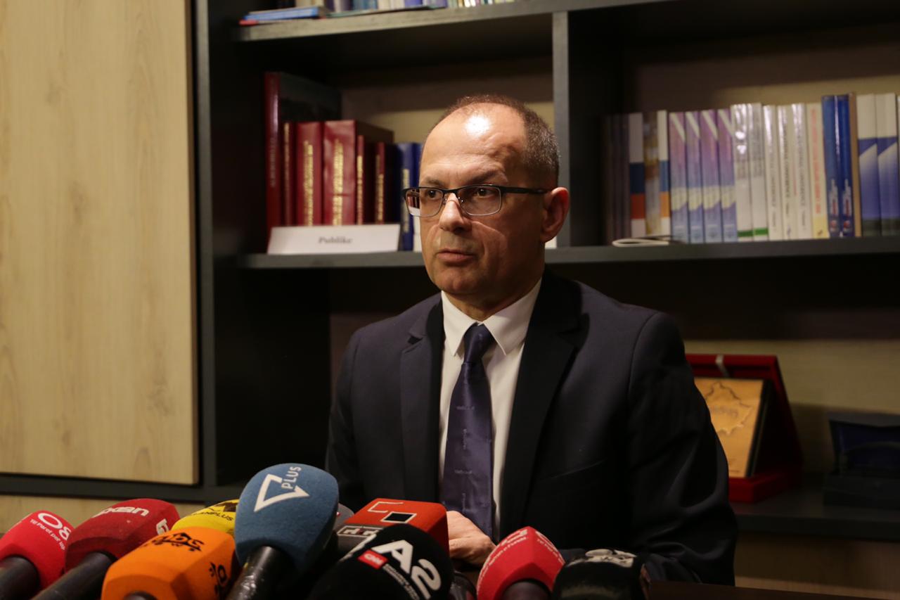 Dekani i Juridikut: Mësimi rifillon sot në një nga gjimnazet e Tiranës