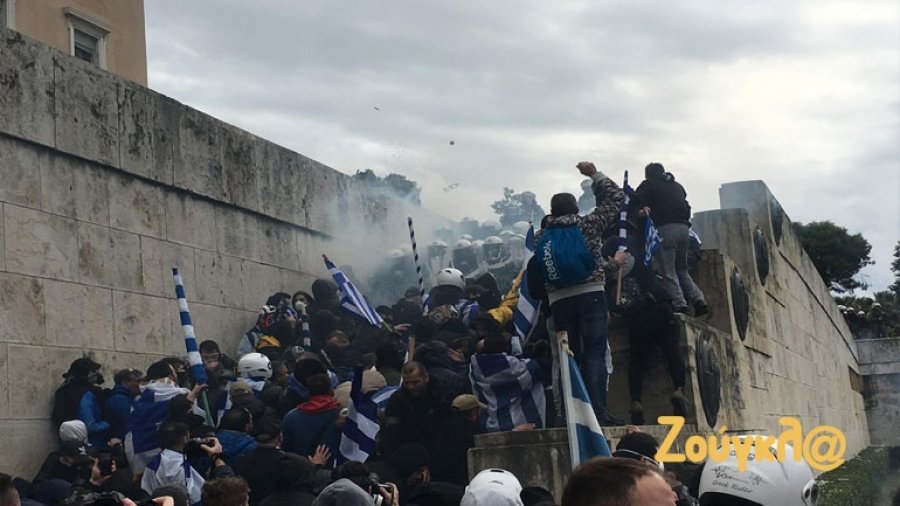 Përleshje mes policisë dhe qytetarëve, rrethohet Parlamenti