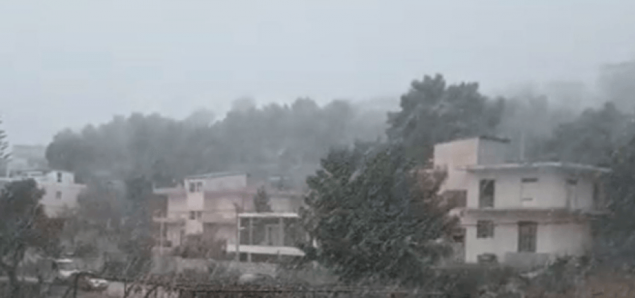 Reshje të dendura bore dhe në bregdet, zbardhet qyteti