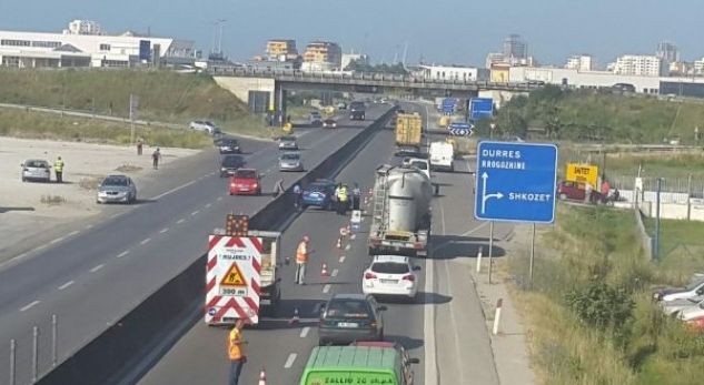 Radhë kilometrike në autostradën Tiranë-Durrës (VIDEO)
