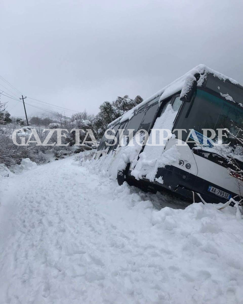 Dëborë dhe ngrica, autobusi me pasagjerë del nga rruga