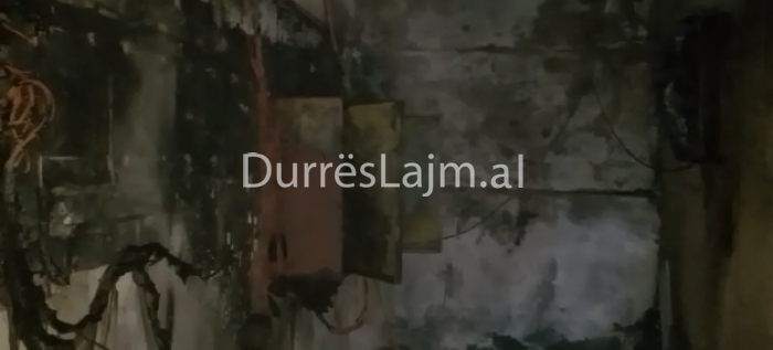 Zjarri te markata e Durrësit, kabina shkrumbohet e gjitha (FOTO+VIDEO)