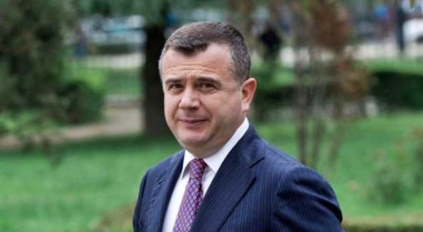 Tritoli në Fushë-Krujë, Balla ironizon Berishën: Si nuk hoqe dorë as nga shtyllat e tensionit mor burrë i dheut!