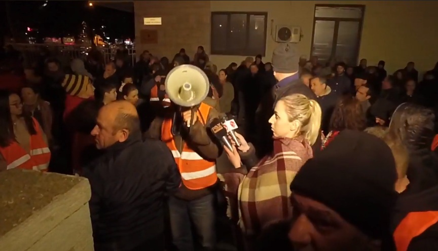 Policia shoqëron një protestues, banorët e Unazës së Re protestojnë para Komisariatit (VIDEO)