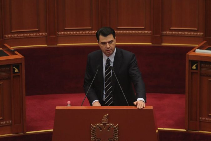 Basha për Ramën: S’e mbajnë këmbët të vijë në Kuvend, i mbaroi pluhuri