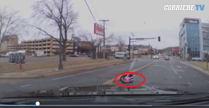 Vogëlushja fluturon nga makina dhe përfundon në mes të rrugës (VIDEO)