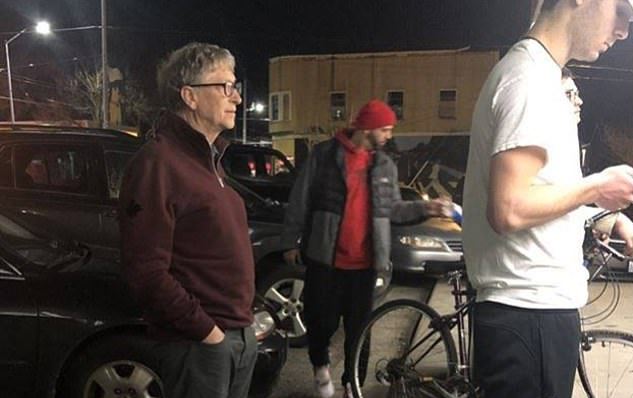 Edhe njeriu më i pasur në botë pret në radhë për një hamburger