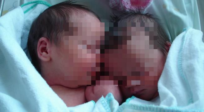 Njihuni me binjakët që lindën në vite të ndryshme