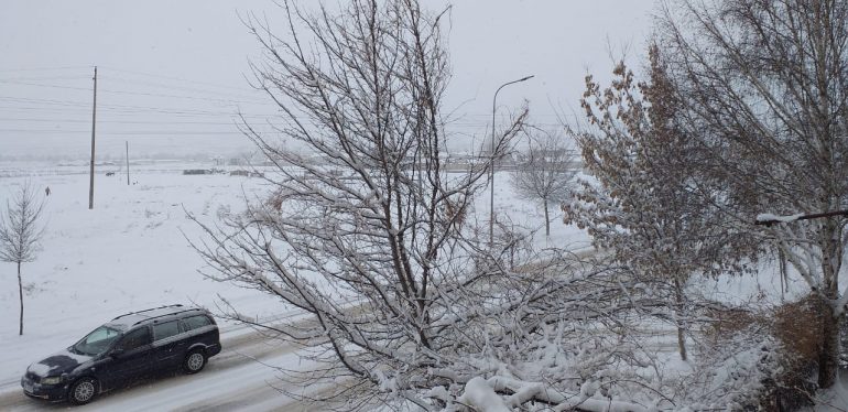 Gjendet një burrë i pajetë në mes të rrugës, dyshohet nga i ftohti