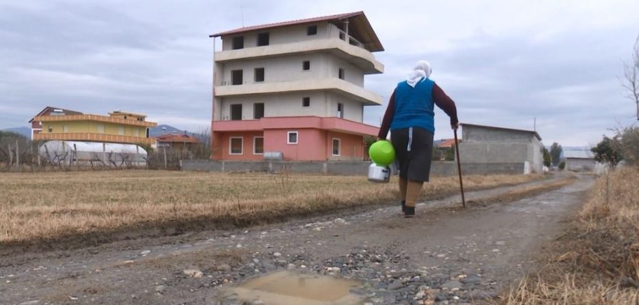 Në fshatin shqiptar ku nuk dëgjohet asnjë e qarë fëmije