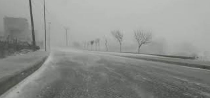 Rikthehen ngricat, kujdes nga stuhia e dëborës në Bulqizë