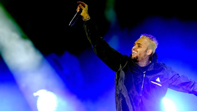 U akuzua për përdhunim, Chris Brown lirohet nga burgu