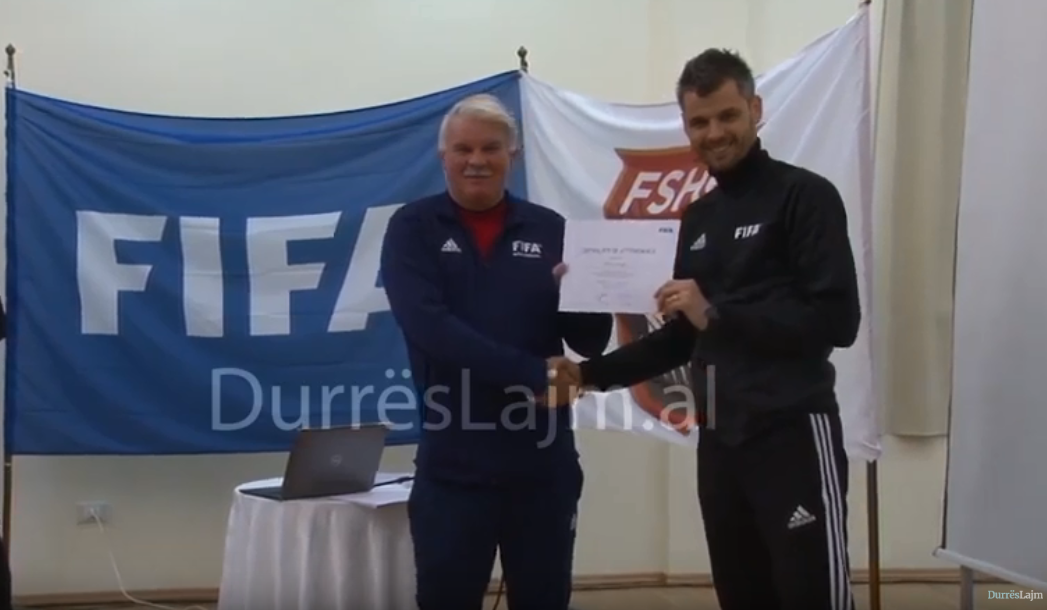 Durrës, dorëzohen stemat e FIFA-s për arbitrimin shqiptar (VIDEO)