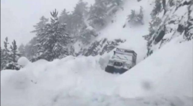 Bllokohet rruga në Dardhë, bien tre ortekë bore