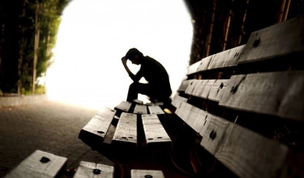 Shqipëria “bie” në depresion, Anketa: 60-70% e të rriturve kanë përjetuar sëmundjen