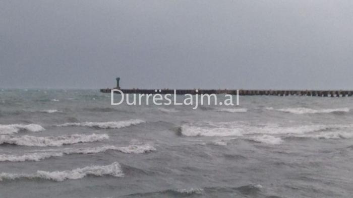 Moti i keq, tragetet pritet të mbërrijnë me vonesë në Durrës
