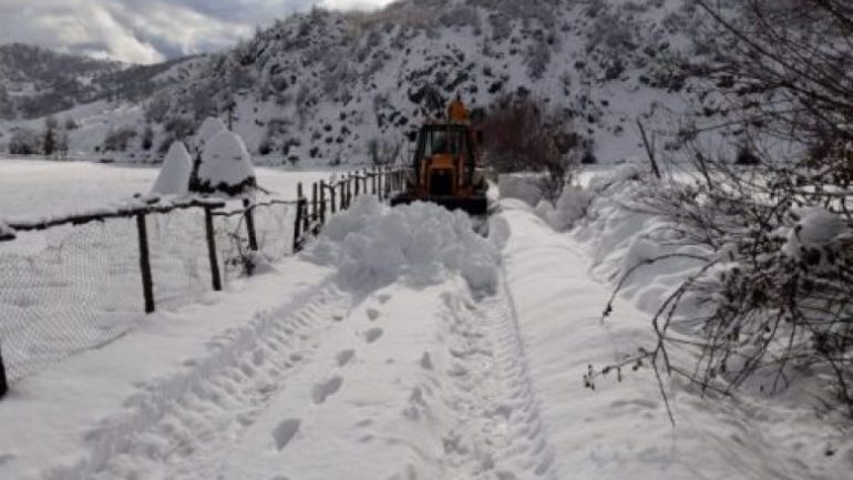 Gjendje emergjente në Dibër, 4 të sëmurë të bllokuar në borë