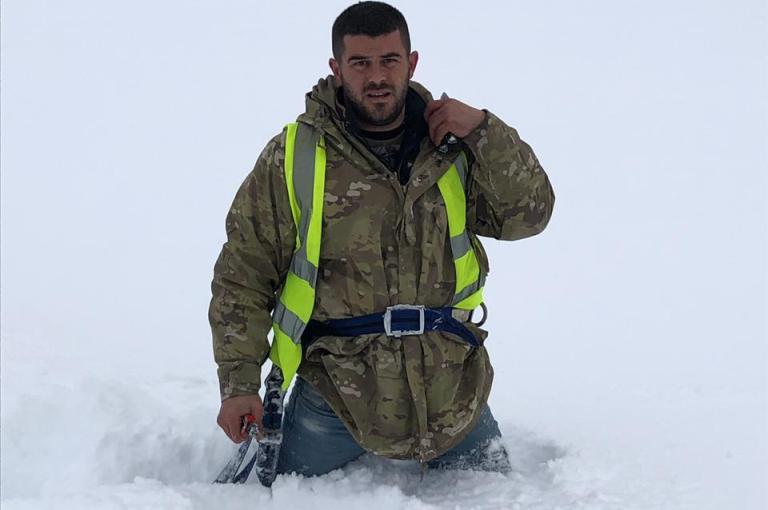 Elektricisti i “zhytur” në dëborë duke riparuar defektet në Librazhd