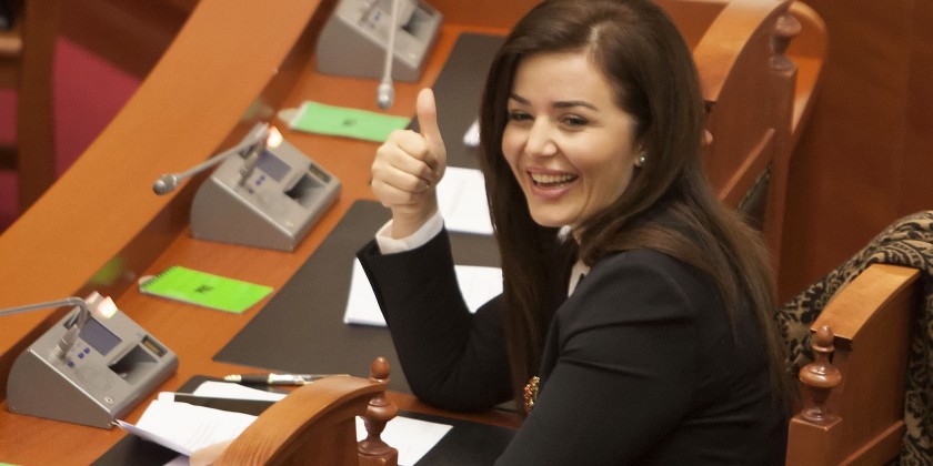 Ish-deputetja e Durrësit gjen sozinë e saj (FOTO)