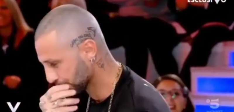 Fabrizio Corona-s i bie dhëmbi gjatë intervistës, publiku shpërthen në të qeshura (VIDEO)