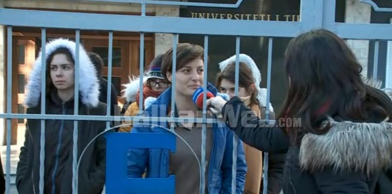 ‘Sfidojnë’ të ftohtin, 50 studentë e gdhijnë tek Ekonomiku