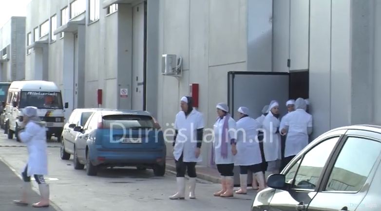 U helmuan punonjëset gjatë punës, pezullohet fasoneria në Durrës