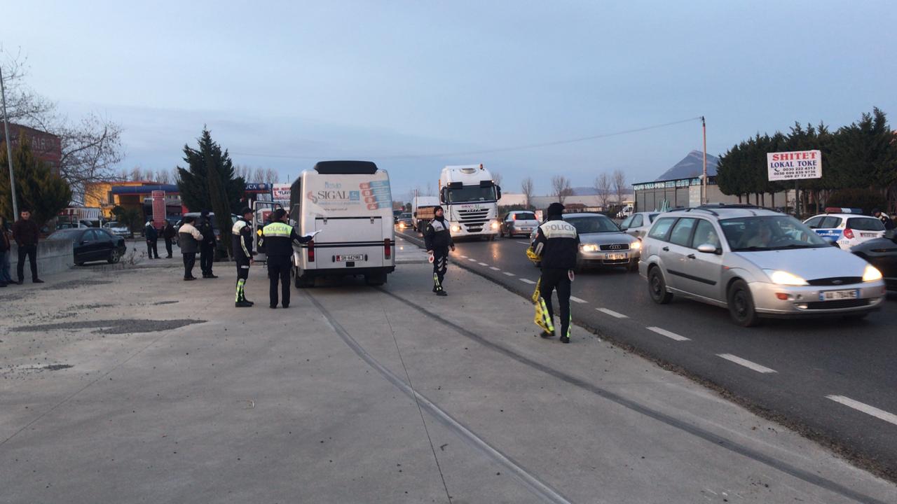 Aksident në superstradë, plagoset rëndë një person