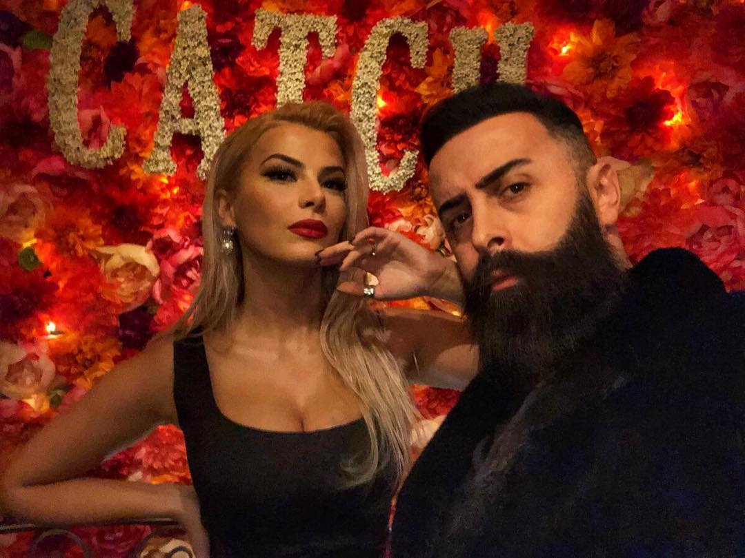 Marina mahnit me fotot në një prej vendeve më të famshme në botë