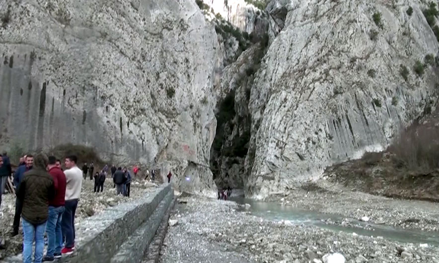 Qeveria pezullon HEC-in në kanionin e Holtës