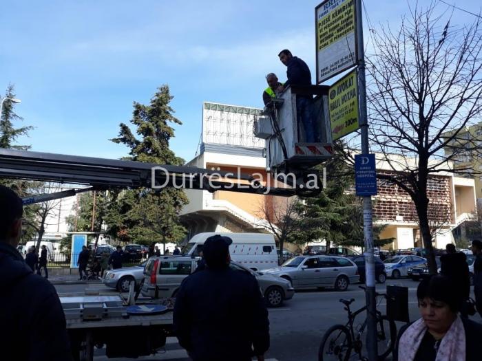 Nis aksioni për heqjen e tabelave dhe reklamave në Durrës (FOTO)