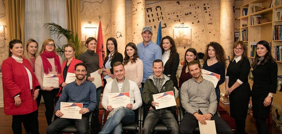 16 të rinj mbarojnë intership-in në Bashkinë e Tiranës