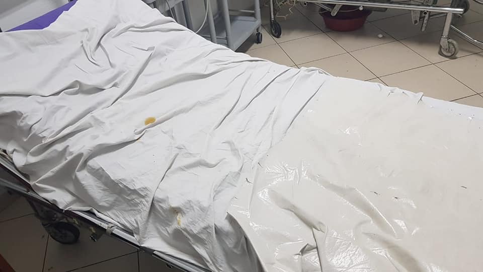 Deputeti i PD-së tregon gjendjen në Urgjencën e Tiranës, pacientët përdorin shtretër me pleshta